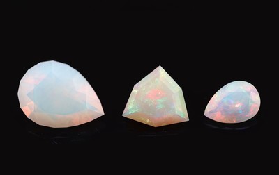 Lot 3 lose Opale, zus. ca. 17.51 ct, 2 x facett. Tropfen in versch. Größen, 1 x Fantasieschliff, schönes Farbspiel