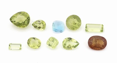 Lot 10 lose Farbsteine, 8 Peridots, zus. ca. 3.65 ct, versch. Größen und Schliffformen,1 loser Aquamarin ca. 0.21 ct, facett. Kissen,1 Turmalin ...