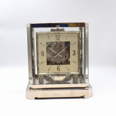 Jaeger-LeCoultre Drehpendel-Tischuhr Atmos, Schweiz um 1965, neu vernickeltes Geh. 5- seitig vergl., nach vorn zu öffnen durch Glastür, silb. ...
