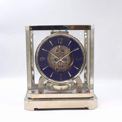 Jaeger-LeCoultre Drehpendel-Tischuhr Atmos, Schweiz um 1960, neu vernickeltes Geh., abnehmbares 5-seitig vergl. Oberteil, blaues Zifferblatt rest., 4 ...
