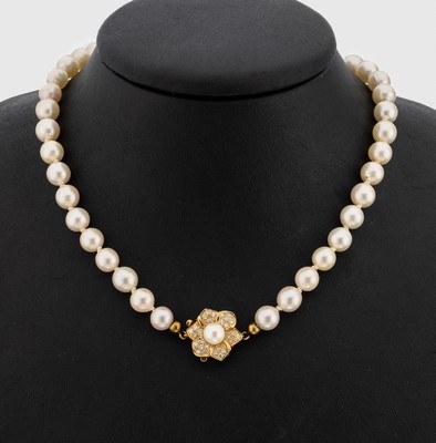 Zuchtperl-Collier mit 14 kt Gold Brillant -Schmuckschließe, GG 585/000, 111 Akoyazuchtperlen, D. ca. 7.5 mm, blütenförmigeKastenschloss mit ...