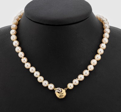 Zuchtperl-Collier mit 14 kt Gold Diamant- Schließe, GG 585/000, Akoyazuchtperlen, D. ca. 6.5 mm, Steckschließe mit 4 kl. 8/8- Diamanten, L. ca. 80 ...