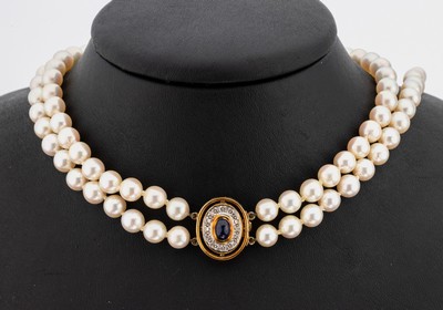 Zuchtperl-Collier mit 14 kt Gold Saphir- Diamant-Schmuckschließe, GG 585/000, 2-rhg.Akoyazuchtperlen, D. ca. 6.5 mm, ovales Kastenschloss als ...