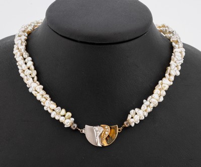 Zuchtperl-Collier mit 14 kt Gold Brillant- Schmuckschließe, GG/WG 585/000, 3-rhg. ineinander geflochtene Stränge, unrunde Süßwasserzuchtperlen, ...
