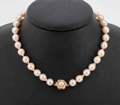 Zuchtperl-Collier mit 18 kt Gold Diamant- Schließe, GG 750/000, unrunde Akoyazuchtperlen, D. ca. 7.5 mm, L. ca. 46 cm,Steckschließe mit Halbperlen ...