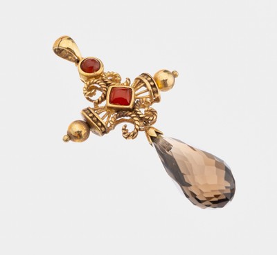 9 kt Gold Rauchquarz-Karneol-Kreuzanhänger, GG 375/000, bewegl. abgehängte facett. Rauchquarz-Pampel, 2 Karneol-Cabochons, ca. 6 x 3 cm, ca. 8.0 g