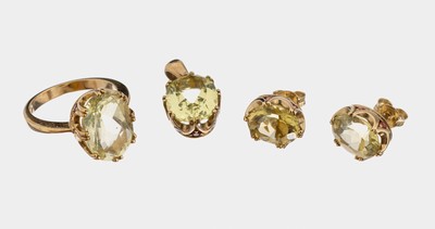 9 kt Gold Farbstein-Schmuckset, GG 375/000,best. aus: 1 Ring, RW 53, 1 Anhänger und 1 Paar Ohrstecker, jeweils mit ovalfacett. Lemoncitrinen und ...