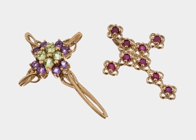 Konvolut 2 Farbstein-Kreuzhänger, GG 375/000, 1 x mit kl. rundfacett. Rubinen, ca. 3 x 2.2 cm, 1 x mit rundfacett. Amethysten, kl. rundfacett. ...