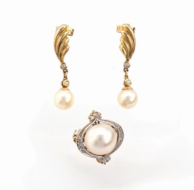 Konvolut 14 kt Gold Perl-Schmuck, GG 585/000, best. aus: 1 Paar Ohrstecker, länglich bewegl., L. ca. 3 cm, Akoyazuchtperlen, D. ca. 7.5 mm, 4 kl. ...