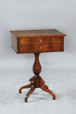 Nähtisch, norddeutsch, um 1825, Mahagonifurnier, Korpus auf Balustersäule mit 4 kleinen Volutenfüssen, Deckplatte zum hochklappen, Innenleben mit ...
