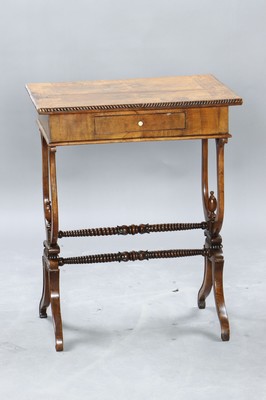 Biedermeier Beistelltisch, um 1830, Nußbaumfurnier, aufwendig gearbeitetes Untergestell in Nußbaum massiv, Deckplatte mit feinen Bandintarsien und ...