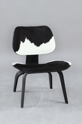 Lounge Chair Wood, von Charles Eames, Entwurf 1945, Design Vitra, Schichtholz schwarz lackiert, Kuhfellbezug, Herstelleretikett unter dem Sitz diese ...