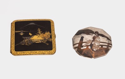 Puderdose, Japan, 950er Silber teilverg., polygone Grundform, Landschaftsdarstellung mitFrau, innen mit Spiegel, ca. 7.5 x 7.5 cm, gr.Dellen, dazu 1 ...