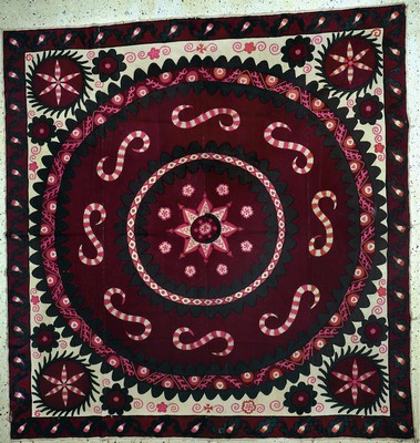 Taschkent Susani, Uzbekistan, um 1900, Seide-Baumwollstickerei, ca. 255 x 240 cm, EHZ: 2, (kleine Risse am Rand)