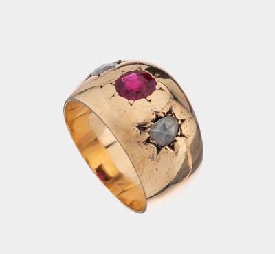 14 kt Gold Diamant-Ring, wohl England um 1890/1900, GG 585/000 (gepr.), mittig ein synth. Rubin umgeben von 2 Altschliffdiamantenzus. ca. 0.40 ct, ...