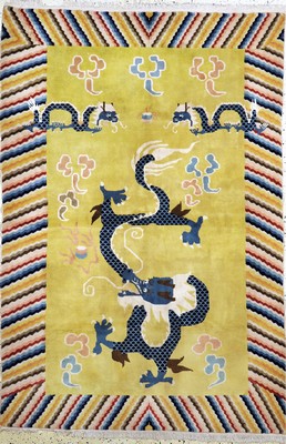 "Drachenteppich"alt, China, Anfang 20.Jhd, Wolle auf Baumwolle, ca. 230 x 155 cm, EHZ: 2 fleckig, kleine Florfehlstellen.