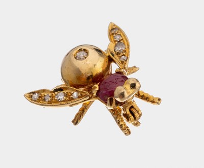 18 kt Gold Rubin-Diamant-Brosche, "Fliege", GG 750/000, kl. runder Rubincabochon, Flügel bes. mit kl. Diamanten, ca. 3 g, L. ca. 2 cm