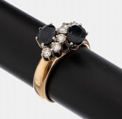 14 kt Gold Saphir-Brillant-Ring, GG/WG 585/000, Ringkopf WG, 2 ovalfacett. Saphire zus. ca. 1.60 ct, 6 Brillanten zus. ca. 0.45 ct l.get.Weiß/if ...