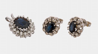 14 kt Gold Saphir-Diamant-Schmuckset, WG 585/000, best. aus: 1 Anhänger, ovalfacett. Saphir ca. 3.00 ct, umgeben von 16 8/8-Diam. zus. ca. 0.32 ct ...