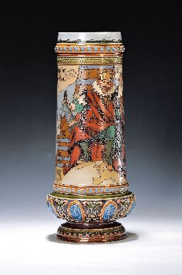 Große Bierkanne, Mettlach, Villeroy & Boch, Entwurf Heinrich Schlitt, um 1898, Feinsteinzeug, Gambrinusdarstellung, mit Trinkspruch: "Dein ...