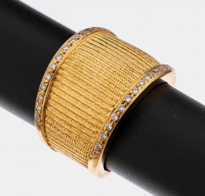 18 kt Gold Brillant-Ring, GG 750/000, Ringschiene gerillt, 32 Brillanten zus. ca. 0.46 ct Weiß/si, RW 57, ca. 17 g