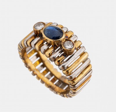 18 kt Gold Saphir-Brillant-Ring, GG/WG 750/000, GG und WG Stäbe im Wechsel, ovaler Saphir-Cabochon ca. 0.90 ct, 2 Brillanten zus. ca. 0.15 ct ...