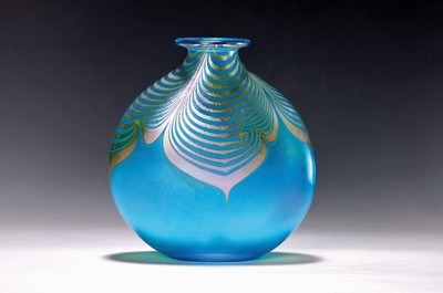 Glasvase "Aqua Squash", Correia Art Glass, USA, Glas, blau überfangen, irisierende Fadenauflage, ovoide Form, am Boden signiert, H. 20.5 ...