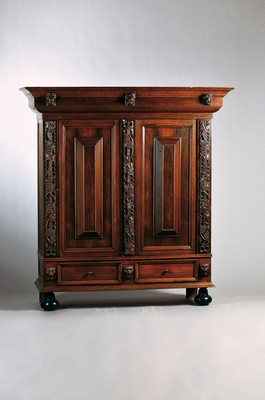 Kissenschrank, Niederlande, 2.H. 20.Jh., Eiche massiv, aufgelegte Schnitzereien aus floralen Dekorationen, Früchten und Löwenköpfen, Sockel mit 2 ...