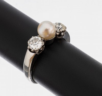 14 kt Gold Perl-Diamant-Ring, 1930er Jahre, WG 585/000 gepr., mittig Zuchtperle, D. ca. 6.2 mm, 2 Altschliffdiamanten zus. ca. 1.00 ctWeiß und light ...