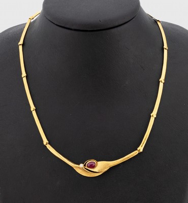 14 kt Gold Rubin-Diamant-Collier, GG 585/000, satiniert, Johannes KIENAST, Worms, ovaler Rubin-Cabochon, 1 Brillant ca. 0.05 ct feines Weiß/vs, L. ...