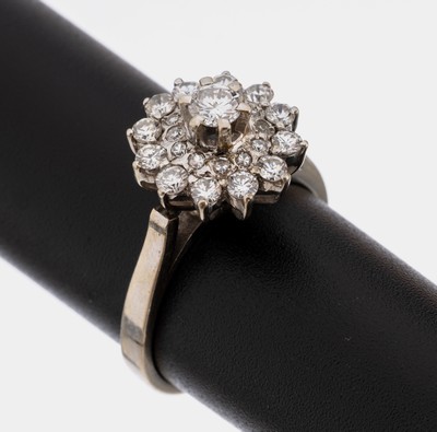 14 kt Gold Diamant-Ring, WG 585/000, 1 Brillant und 12 8/8-Diamanten zus. ca. 0.12 ct Weiß/vs-si, 12 16/16 Diamanten zus. ca. 0.36 ct Weiß/vs-si, ...
