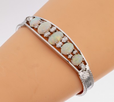 18 kt Gold Opal-Brillant-Armband, WG 750/000, 5 Opal-Cabochons zus. ca. 7.0 ct, 2 Diamant-Tropfen zus. ca. 0.40 ct feines Weiß/vs, 8 ...