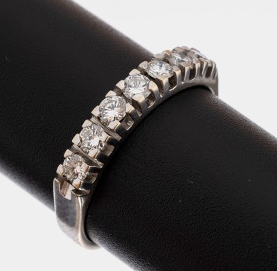 14 kt Gold Brillant-Ring, WG 585/000, 7 Brillanten zus. ca. 0.35 ct Weiß/si, RW 56, ca. 2.8 g