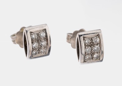 Paar 18 kt Gold Brillant-Ohrstecker, WG 750/000, 12 Brillanten zus. ca. 0.24 ct Weiß/si, ca. 3.2 g, ca. 8.2 x 6.2 mm