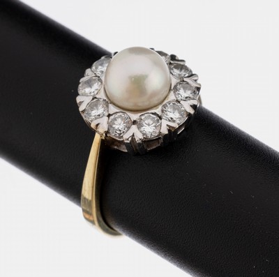 14 kt Gold Brillant-Zuchtperl-Ring, GG/WG 585/000, 1 Akoyazuchtperle, D. ca. 7.1 mm, 10 Brillanten zus. ca. 1.00 ct feines Weiß- Weiß/si, ca. 4.5 ...