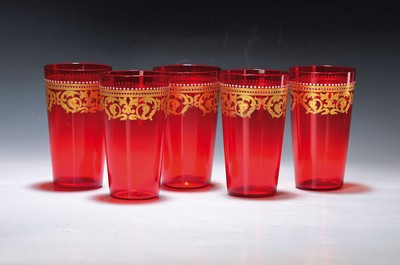 8 Bechergläser, wohl Böhmen, Anfang 20.Jh., rubinrot eingefärbtes Glas, optisch geblasen, historisierender Golddekor, weiß getupfter Kugelfries, ...