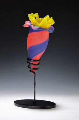 Ziervase/Objekt in Metallständer, Toso, Murano, No. 60893, farbloses Glas, rote und blaue Streifeneinschmelzungen, gelb eingefärbtes Glas, Korpus ...