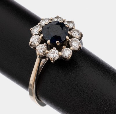 18 kt Gold Saphir-Brillant-Ring, WG 750/000, rundfacett. Saphir ca. 0.70 ct, 10 Brillanten zus. ca. 1.0 ct Weiß/si, ca. 3.6g, RW 51