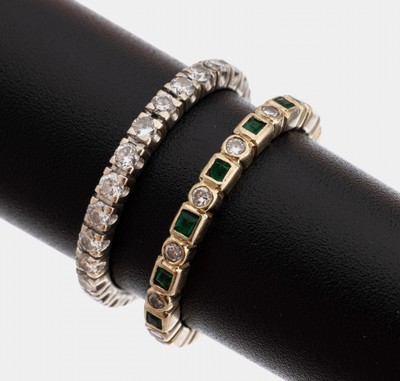 Konvolut 2 Ringe, 1 x GG 750/000, bes. mit 12 facett. Smaragden zus. ca. 0.06 ct, 12 Brillanten zus. ca. 0.06 ct Weiß/si, RW 51; 1 x WG 585/000, ...