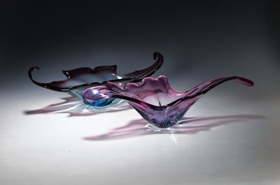 2 Glasschalen, 1960/70er-Jahre, Murano, amethyst-farben überfangenes Glas, organisch geschwungene Formen, 55x20x15 / 48x20x16 cm, Gebrauchsspuren
