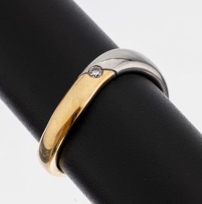 18 kt Gold und Platin Brillant-Ring, GG 750/000 und Pt 950/000, mittig mit einem Brillant ca. 0.03 ct Weiß/si, RW 58, ca. 7.5 g, Meistermarke unged.