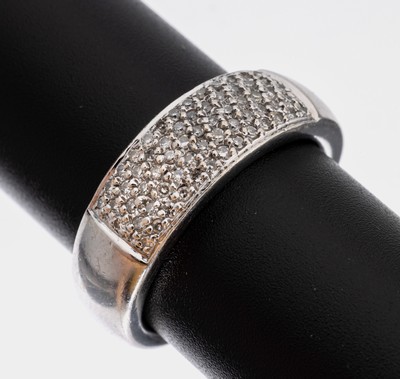 14 kt Gold Brillant-Ring, WG 585/000, mittig mit 63 Brillanten zus. ca. 0.30 ct Weiß/si, RW 58, ca. 8.8 g, mit Zertifikat
