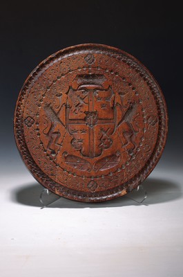 Große Model, deutsch, um 1780-90, Nußbaum reich und fein geschnitzt mit Wappen (2 aufsteigende Löwen, 2x 3 Kronen), darüber Krone, seitlich ...