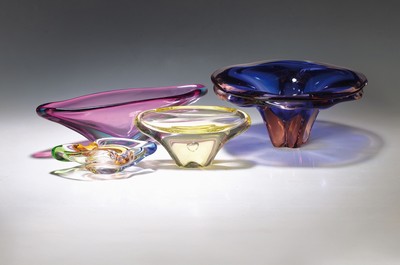 4 Glasschalen, 1960/70er-Jahre, Murano, Glas, unterschiedlich eingefärbt, große Fußschale D. 30 cm, 3 unterschiedlich große navettenförmige ...