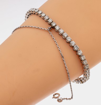 14 kt Gold Brillant-Armband, WG 585/000, 44 Brillanten zus. ca. 4.40 ct Weiß- get.Weiß/si, L. ca. 19 cm, Kastenschloss mit 2Sicherheitsachten und ...