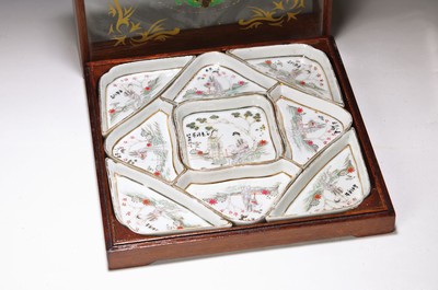9-tlg. Servier-Set, China, Anfang 20.Jh., Porzellan, handbemalt mit häuslichen Figurenszenen, Goldstaffage, in orig. Präsentationskiste aus Holz ...