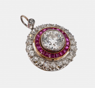 18 kt Gold Diamant-Rubin-Anhänger, 1930er Jahre, WG 750/000 gepr., 1 Altschliffdiamant ca. 1.00 ct Weiß-l. get. Weiß/si, 23 Altschliffdiamanten ...