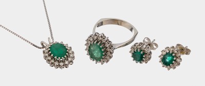 14 kt Gold Smaragd-Diamant-Schmuckset, WG 585/000, best. aus: Anhänger mit ovalfacett. Smaragd ca. 2 ct, umrahmt von 16 Diamanten zus. ca. 0.32 ct ...