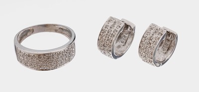 14 kt Gold Diamant-Schmuckset, WG 585/000, best. aus: Ring mit Diamanten zus. ca. 0.23 ctWeiß/p, RW 54, Paar Ohrcreolen mit Diamanten zus. ca. 0.24 ...