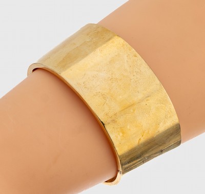 14 kt Gold Armreif, GG 585/000 gefüllt, glatte zeitlose Form, D. ca. 6 cm, ca. 101.3 g